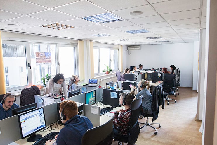 Outsourcing av callcenter til utlandet trenger ikke bare å bestå av "nordmenn på partyferie"