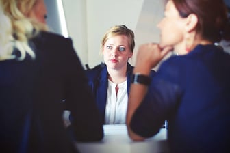 Hvordan beholde dine ansatte. Oppfølging og tilrettelegging er med på å knytte den nyansatte tettere mot din bedrift Hvordan beholde dine ansatte. Oppfølging og tilrettelegging er med på å knytte den nyansatte tettere mot din bedrift