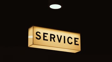 Opplevd servicenivå kan fort påvirke om dine kunder ønsker å bli værende hos deg, eller om de kommer til å finne seg en ny leverandør
