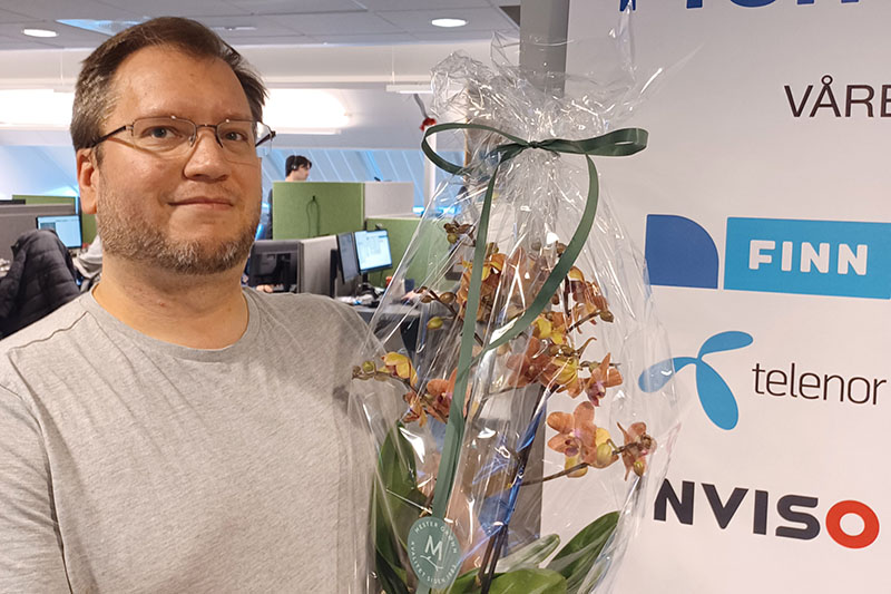 Bilde som viser årets proffcommer som holder en blomst